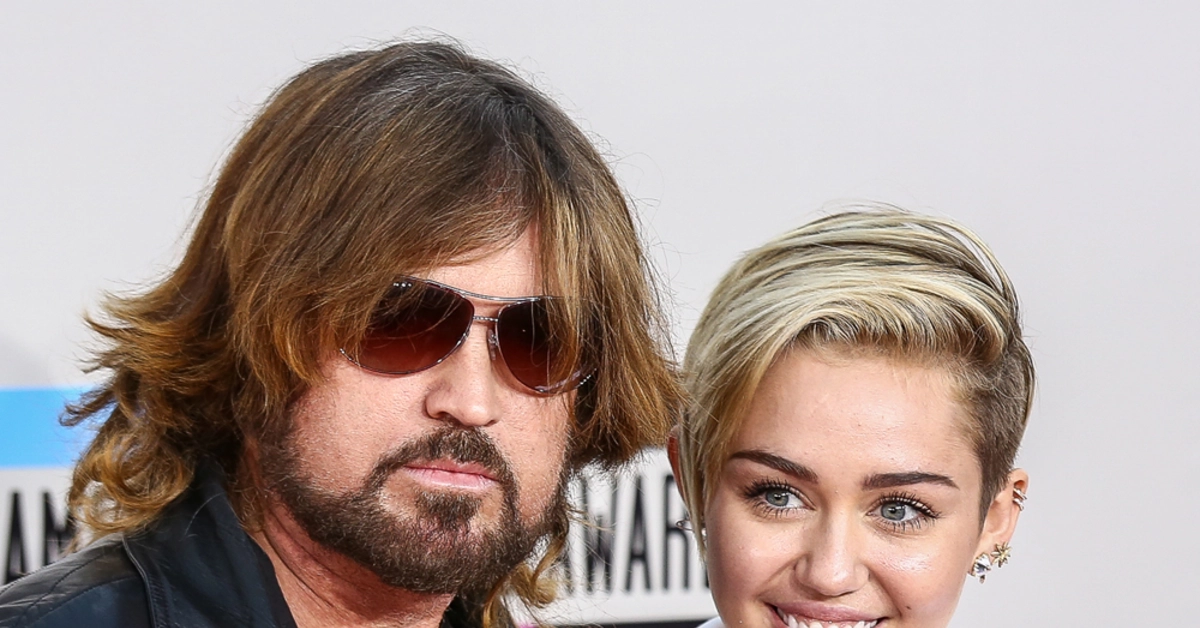 Miley Cyrus en mauvais termes avec son pÃ¨re ? La star a Ã©tÃ© trÃ¨s affectÃ©  par le divorce de ses parents | BANG Premier