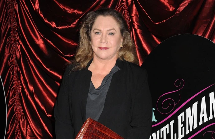 Kathleen Turner als Chandlers Vater