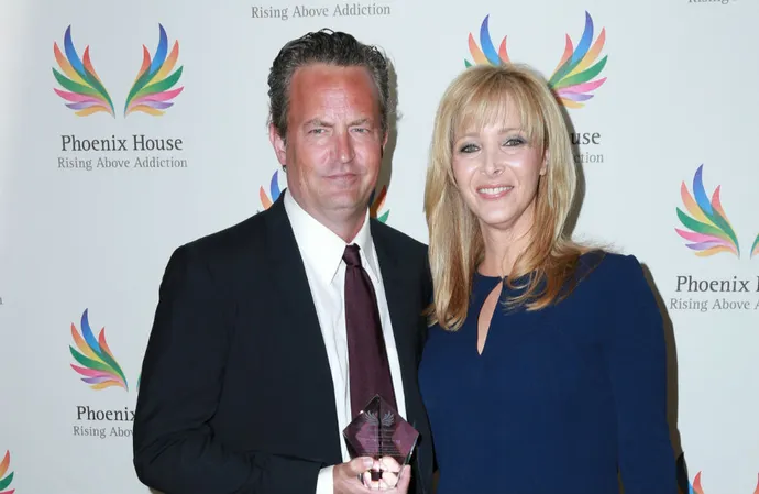 Lisa Kudrow, de 60 anos, tem "celebrado" a memória de Matthew Perry de uma maneira especial: assistindo a episódios antigos de "Friends".