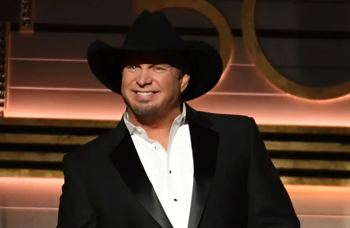 Garth Brooks showered with Steven Tyler