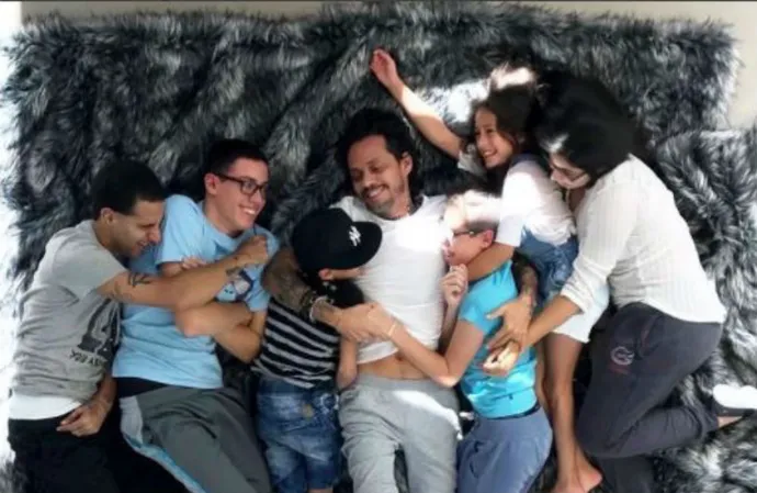 Marc Anthony en una rara foto compartida por su ex Jennifer Lopez en la que aparece con sus seis hijos