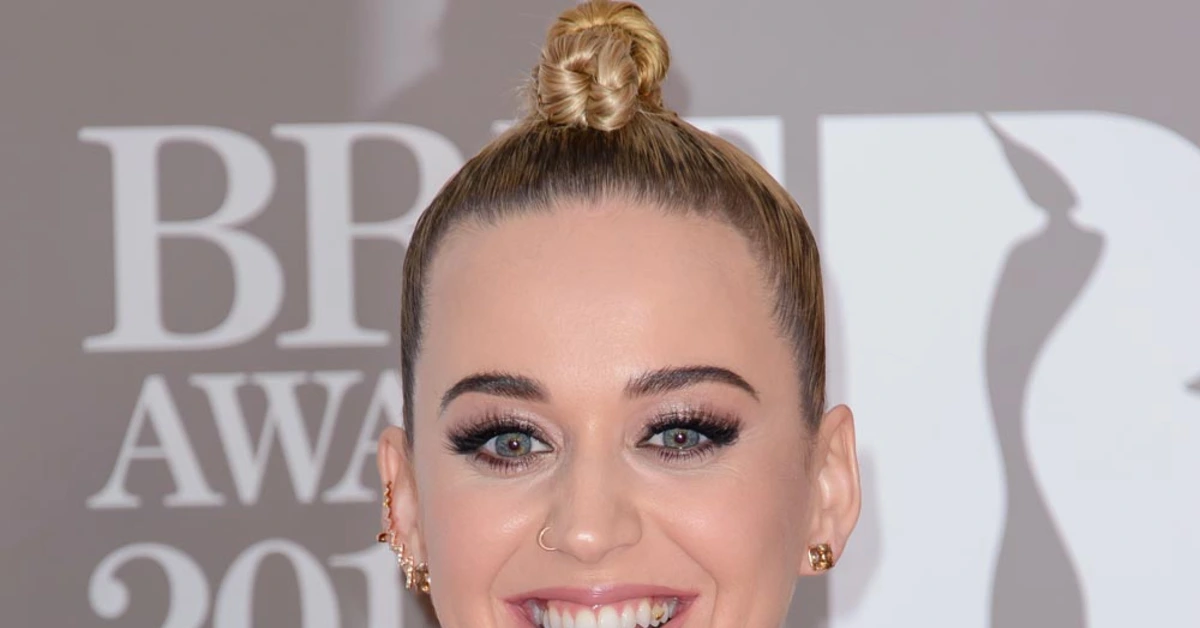 凱蒂·佩里（Katy Perry）唱著路易斯·阿姆斯特朗（Louis Armstrong