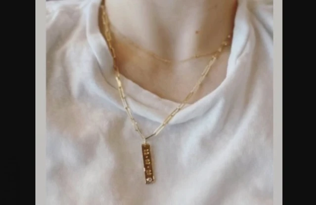 Una mujer diseña collares de perlas hechas con el esperma de un donante