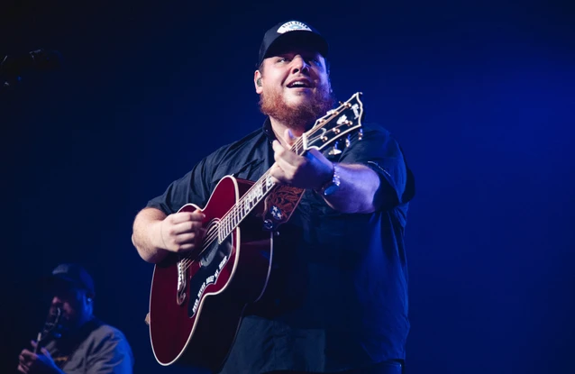 Luke Combs remains politically neutral
