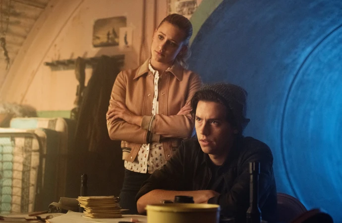 Lili Reinhart y Cole Sprouse en 'Riverdale'