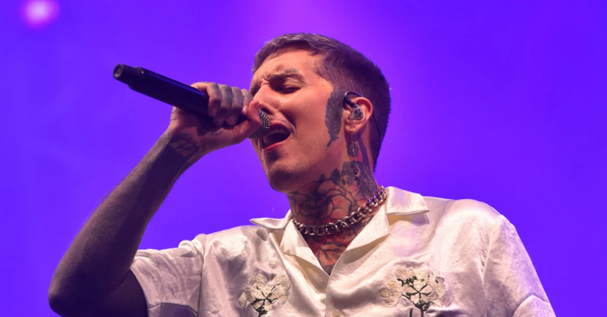 Watch: Moment Bring Me The Horizon frontman Oli Sykes is hit by a phone ...