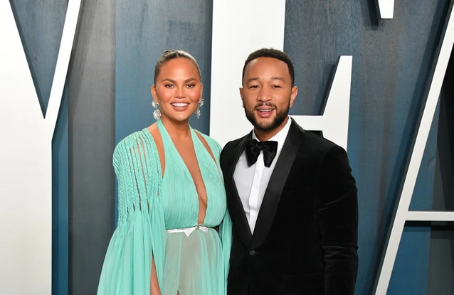 Chrissy Teigen e John Legend amam ver TV juntos