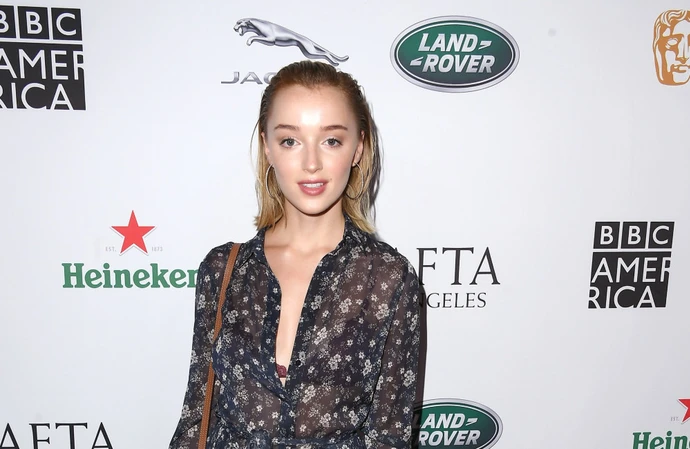 Phoebe Dynevor 6432