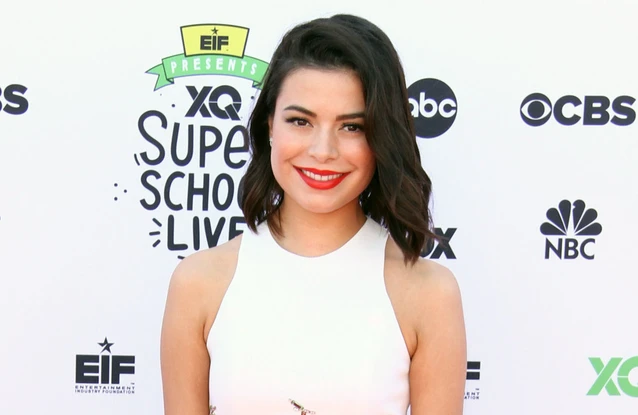 Miranda Cosgrove sentía necesario aparentar sus senos más grandes
