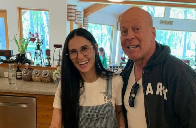 A atriz Demi Moore, de 61 anos, tenta não se "apegar" à imagem do antigo Bruce Willis, 69, quando visita seu ex-marido.