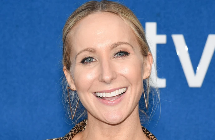 Nikki Glaser can keep in contact while getting glam