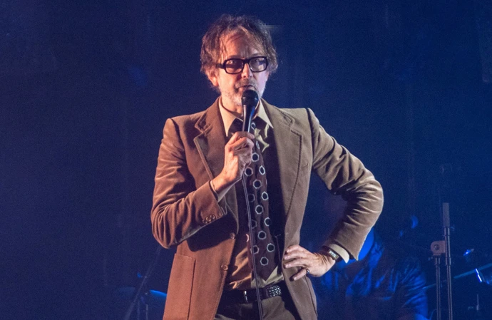 Jarvis Cocker wiggles bum at Jacko