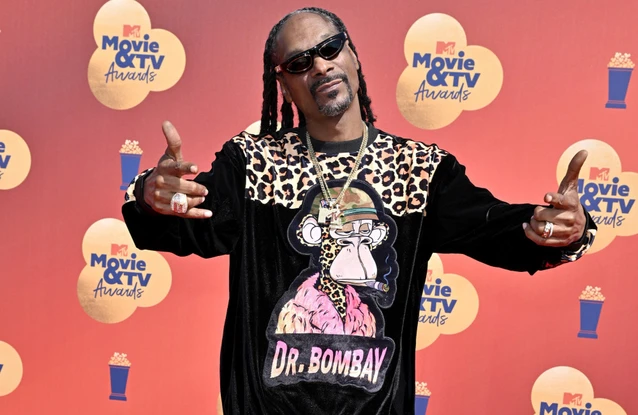 Snoop Dogg collects bags