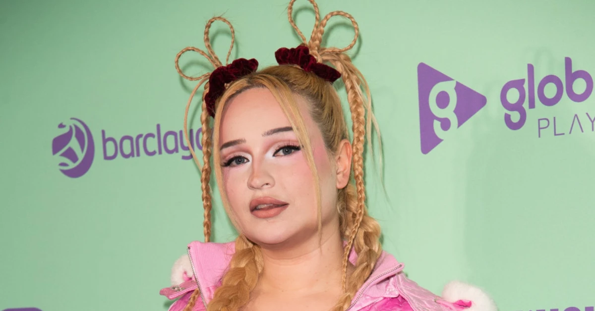 Kim Petras went to Disneyland Paris on her day off - Vimarsana News