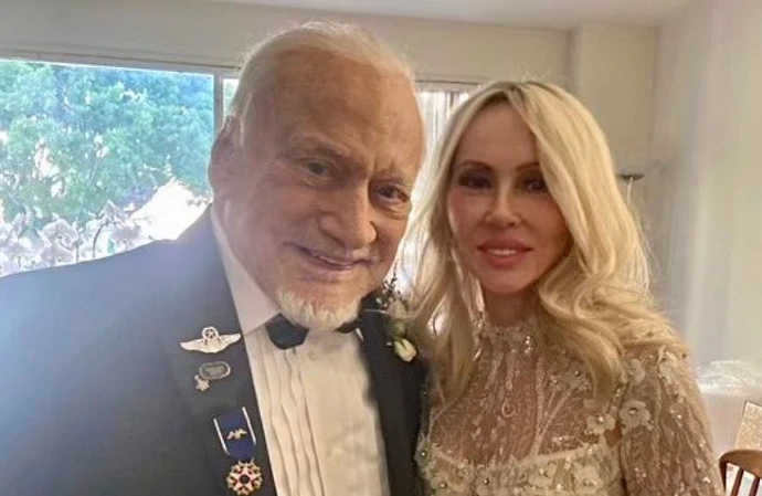 Buzz Aldrin weds Anca Faur [Twitter]
