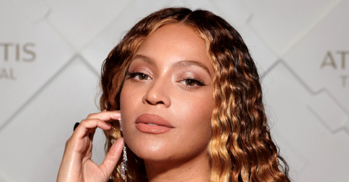 Beyoncé hits the track with Sir Lewis Hamilton for 200mph hot lap at ...