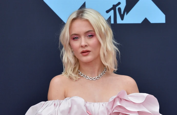 Zara Larsson protects herself with other women