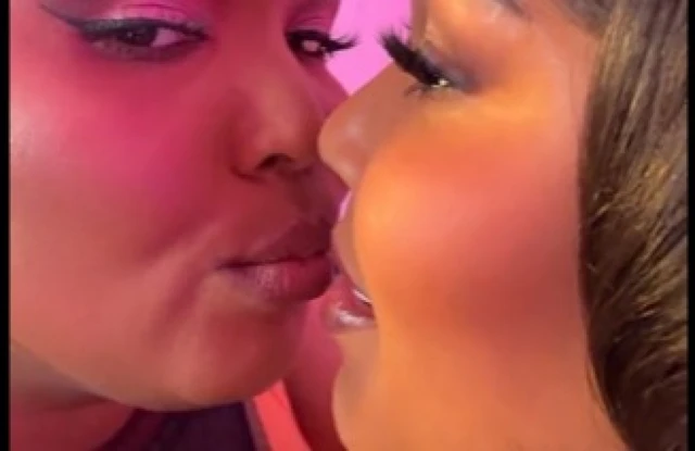 Lizzo conhece sua estátua de cera (c) Lizzo/Twitter