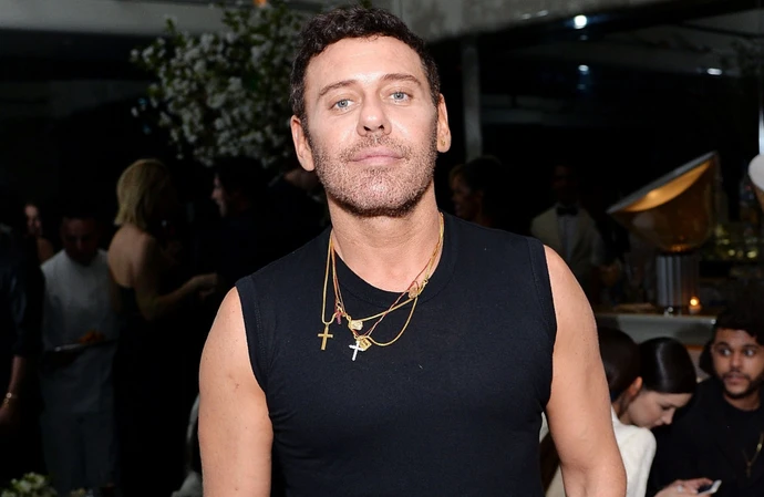 Madonna’nın deprem için sadece Ahbap’a bağış yapılması çağrısının arkasındaki ismin Türk asıllı fotoğrafçı Mert Alaş olduğu iddia edildi.