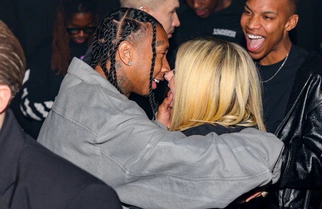 Tyga y Avril Lavigne durante su visita a la Semana de la Moda de París