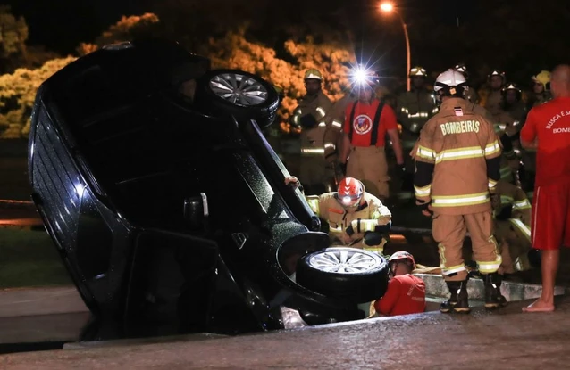 Carro de deputado cai em espelho d’água no Palácio do Planalto © Lula Marques | Agência Brasil