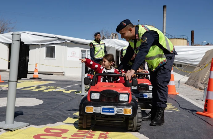 Gendarmerie crew teach traffic rules to children in earthquake-hit Hatay