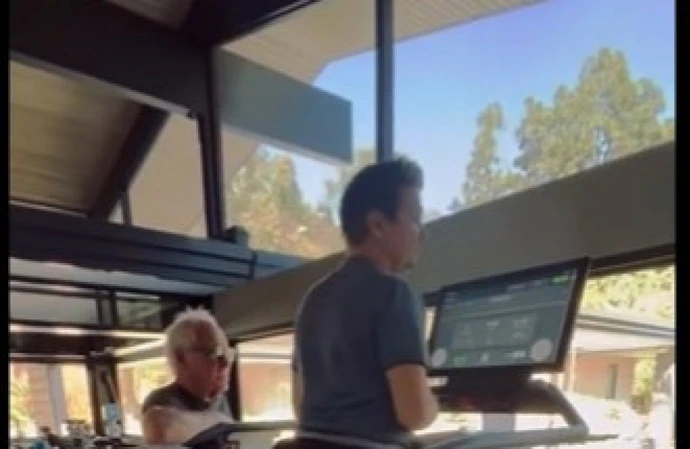 Jeremy Renner walks on a treadmill just months after being crushed by a snow plough
(C) Jeremy Renner/Twitter