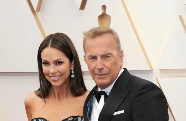 Kevin Costner e la moglie da cui sta divorziando, Christine Baumgartner