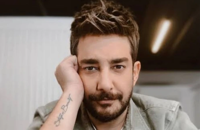 Enis Arıkan kapısına dayanan hayranlarına ateş püskürdü!