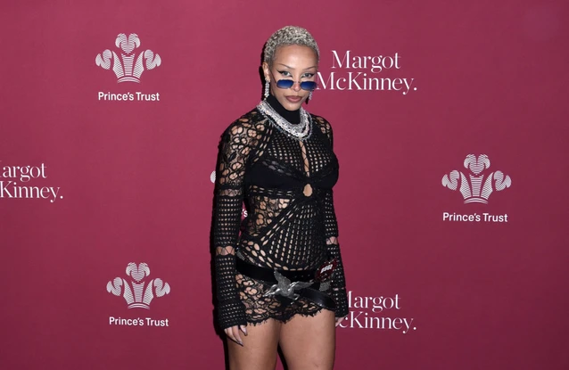 Doja Cat zombou das cirurgias estéticas das Kardashians, e chamou a família de 'plásticas'.