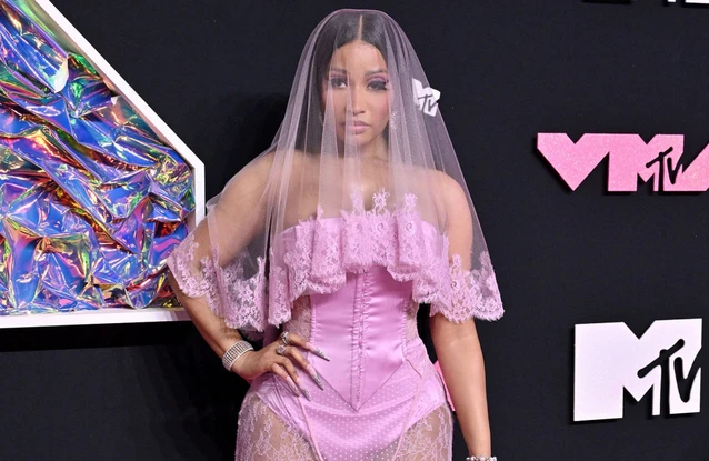 Nicki Minaj has apologised to her fans