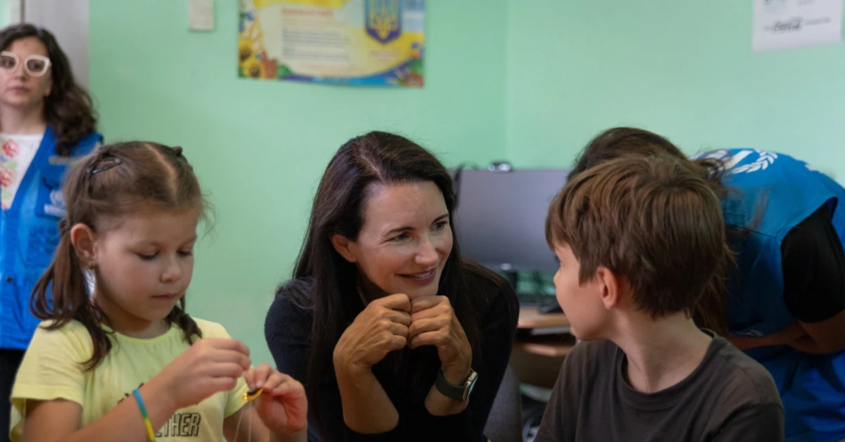 Kristin Davis 'deeply moved' by visit to Ukrainian refugees: 'It's heart-wrenching' - Vimarsana News