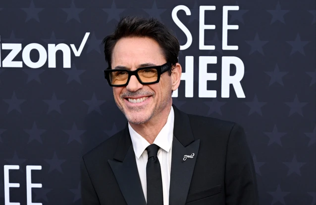 Robert Downey Jr has thrown his support behind Johnny Depp and his new art exhibit