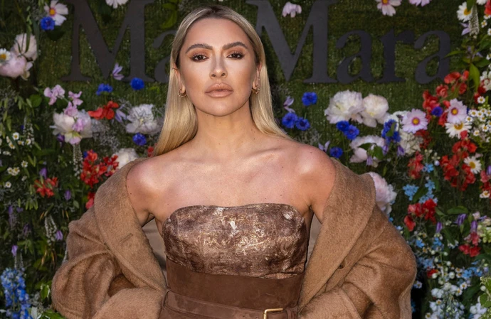 Hadise frikik gözeten kameramana sert ayar verdi!