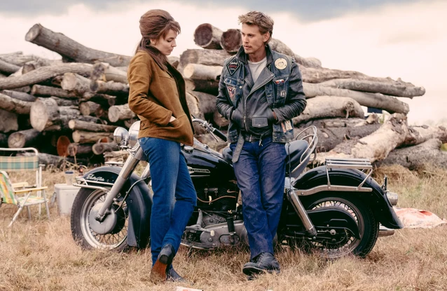 Austin Butler and Jodie Comer in The Bikeriders