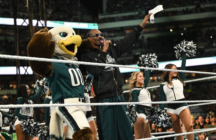 Snoop Dogg announces attendance with Philadelphia Eagles cheerleaders 