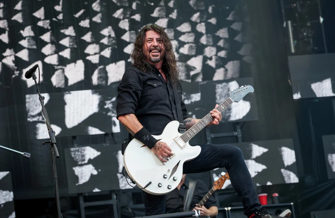 Dave Grohl’s ex-girlfriend Jennifer Finch is reportedly standing by the Foo Fighters rocker amid his lovechild scandal