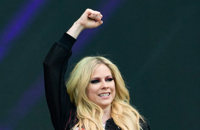 Avril Lavigne praises ex-husband Deryck Whibley as they perform together