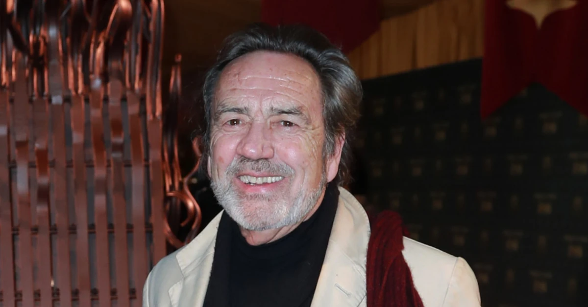 Robert Lindsay Balas Tuduhan Harris Dickinson: Dia Tak Punya Selera Humor