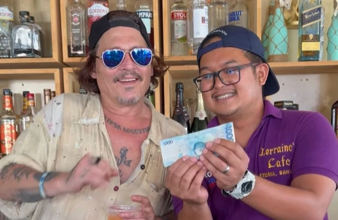 Johnny Depp visits a Bahamas bar (c) Instagram