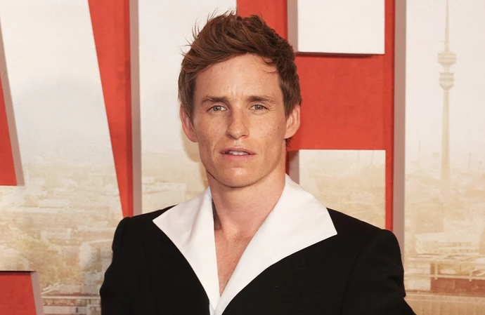 Eddie Redmayne reads reviews of his work