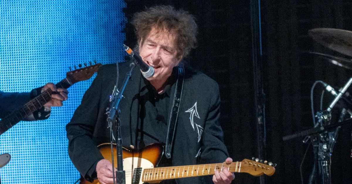 Bob Dylan dusts off Mr. Tambourine Man for first performance in 15 Bob Dylan dusts off Mr. Tambourine Man for first performance in 15