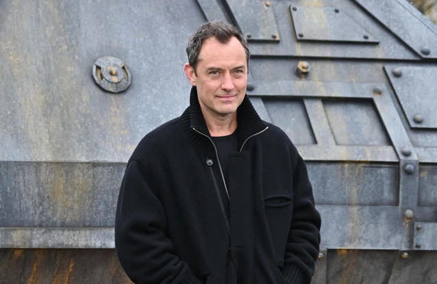 Jude Law disse que não tem planos de evisitaria seu papel no filme de 'O Amor Não Tira Férias'