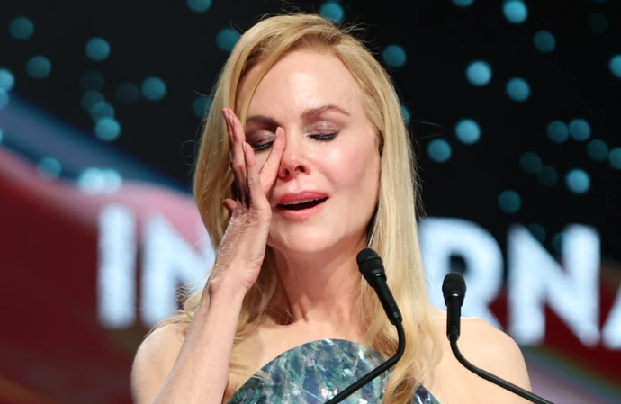 Nicole Kidman breaks down in tears while dedicating award to late mother