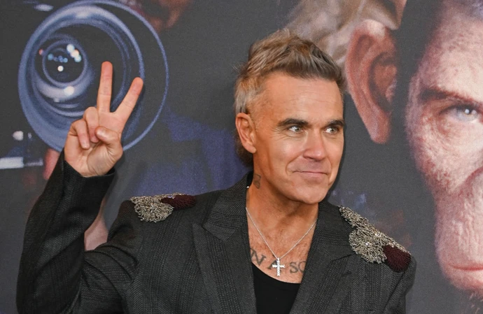 Robbie Williams kissed a fan on the lips and performed with Michelle McManus in Edinburgh