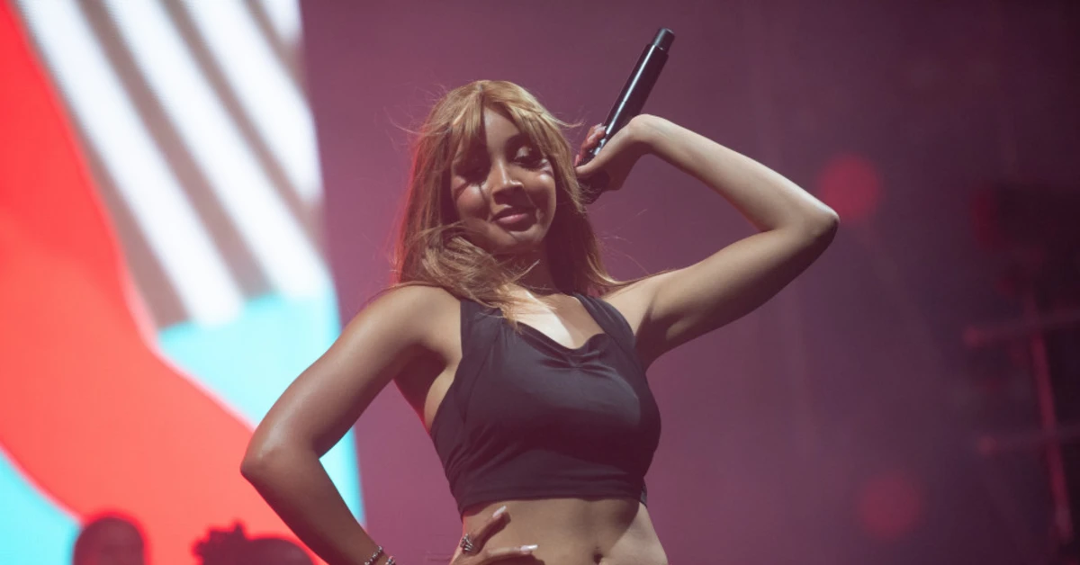 What the cluck? Gig-goer gifts PinkPantheress a rotisserie chicken mid-concert