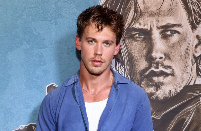 Austin Butler plays Hank Thompson in Caught Stealing