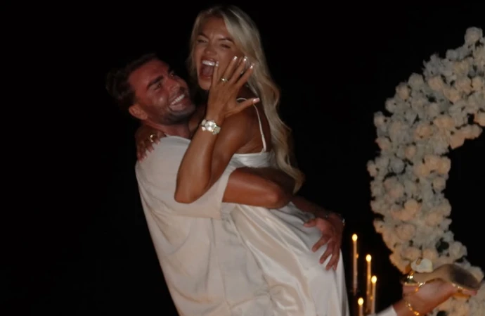 Tom Clare and Molly Smith engaged / © Instagram