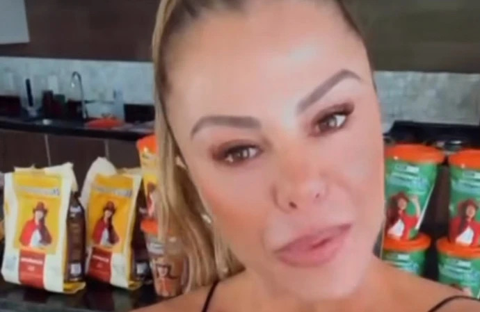 Poliana Rocha elogia produtos recebidos com fotos da cantora Ana Castela na embalagem.