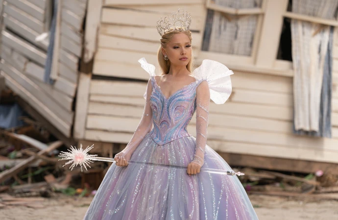 Ariana Grande revela que interpretar Glinda em "Wicked" a incentivou a continuar carreira musical.